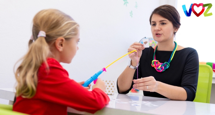 ¿Cómo puede un terapeuta ocupacional ayudar con los retrasos en habilidades motoras finas? | El Instituto Voz | Terapia ocupacional pediátrica en Washington DC